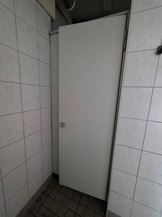 Partij Trespa interieur delen van sanitairgebouw, grijs en groen